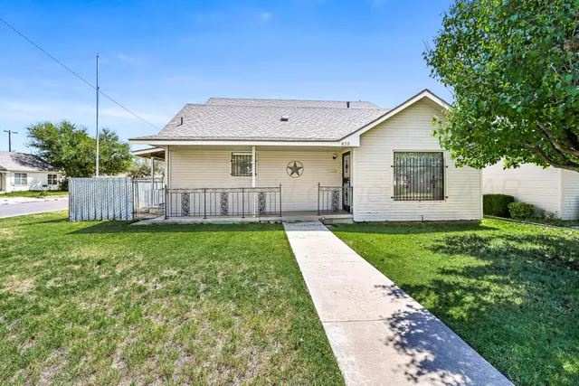 a view of a house with backyard and garden