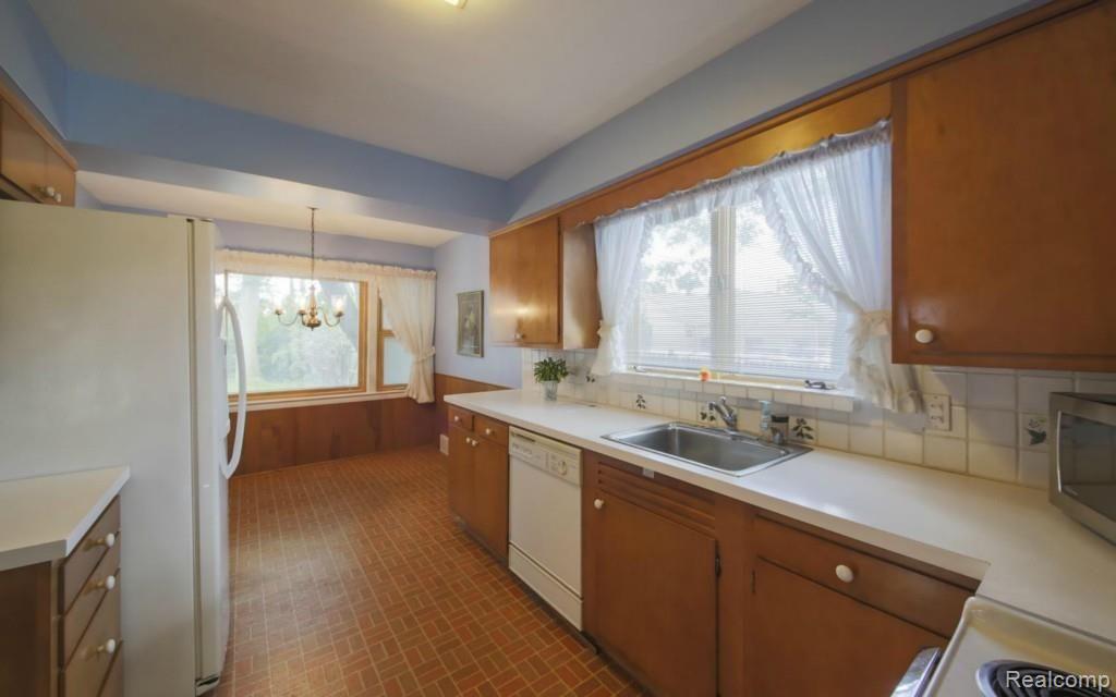 1652 Littlestone Road Grosse Pointe, MI 48236 - Photo 12 of 26 12-photo-web-1680x1050-135289.jpg