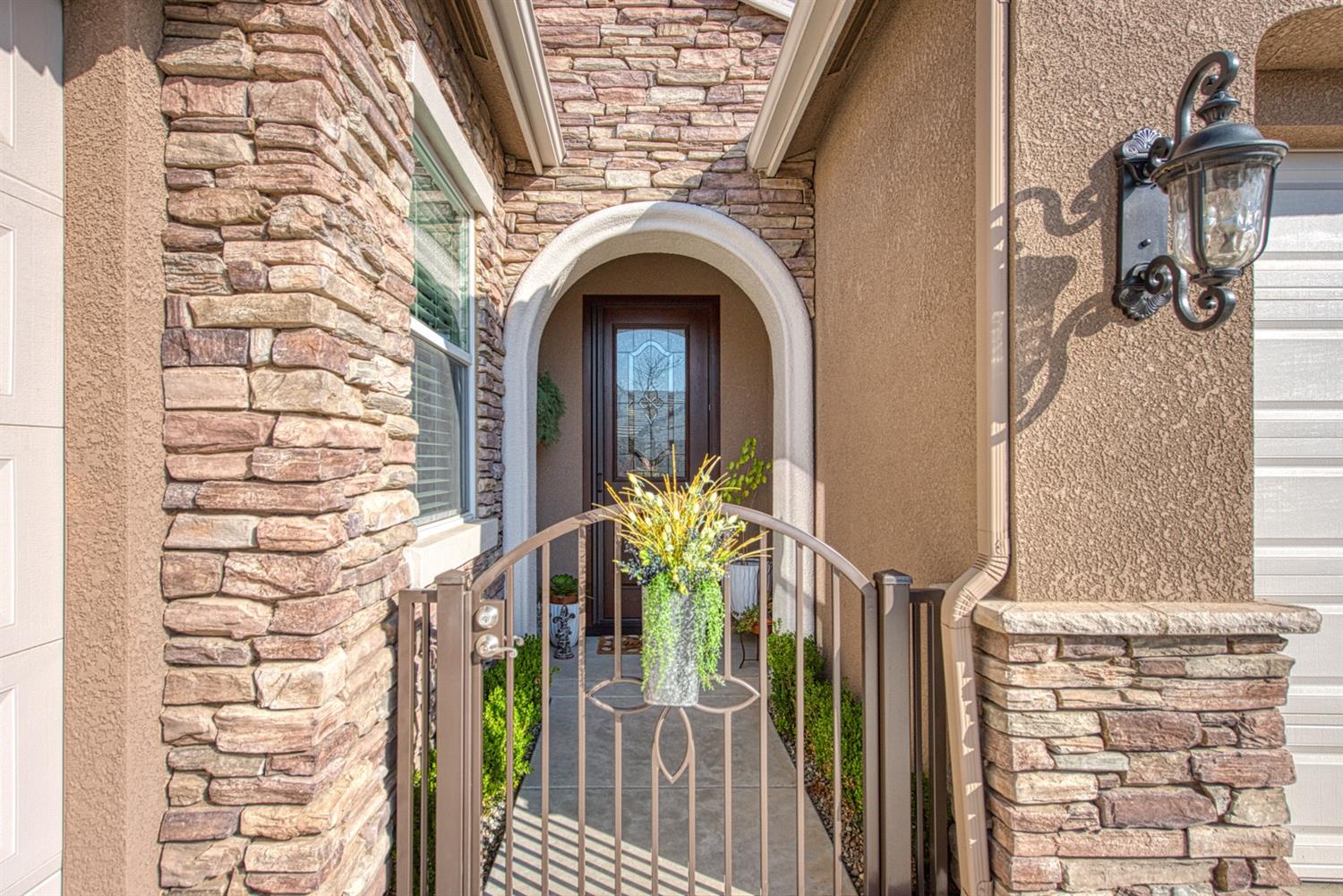 3573 Knightsbridge Lane Clovis, CA 93619 - Photo 2 of 30