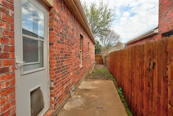 a view of a pathway with a house on both side