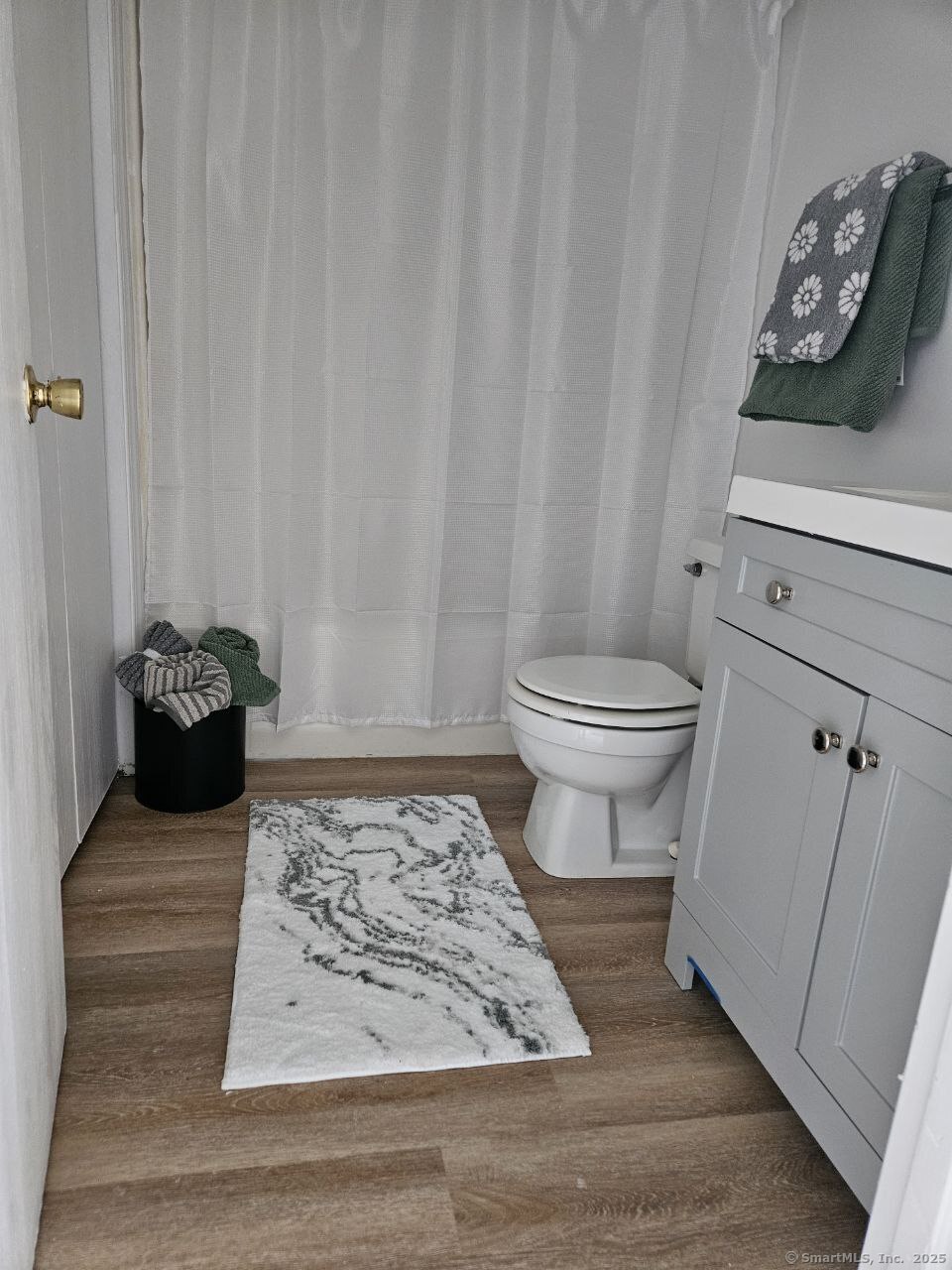 975 Meriden Road, Unit 11 Waterbury, CT 06705 - Photo 9 of 27 a view of a hallway to of a house and a couch