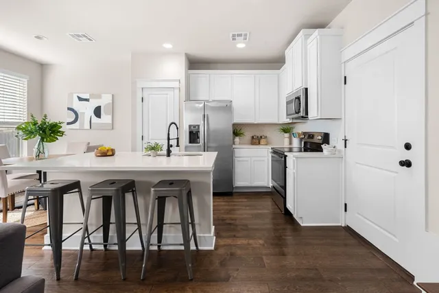 $2,200 | 13501 Metric Boulevard, Unit 8, Austin, TX 78727