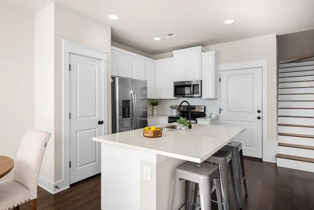 $2,200 | 13501 Metric Boulevard, Unit 8, Austin, TX 78727