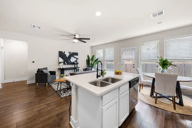 $2,200 | 13501 Metric Boulevard, Unit 8, Austin, TX 78727