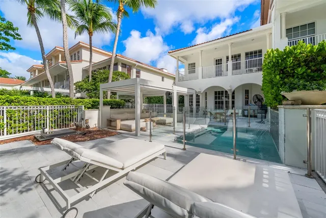 a view of a house with backyard and porch