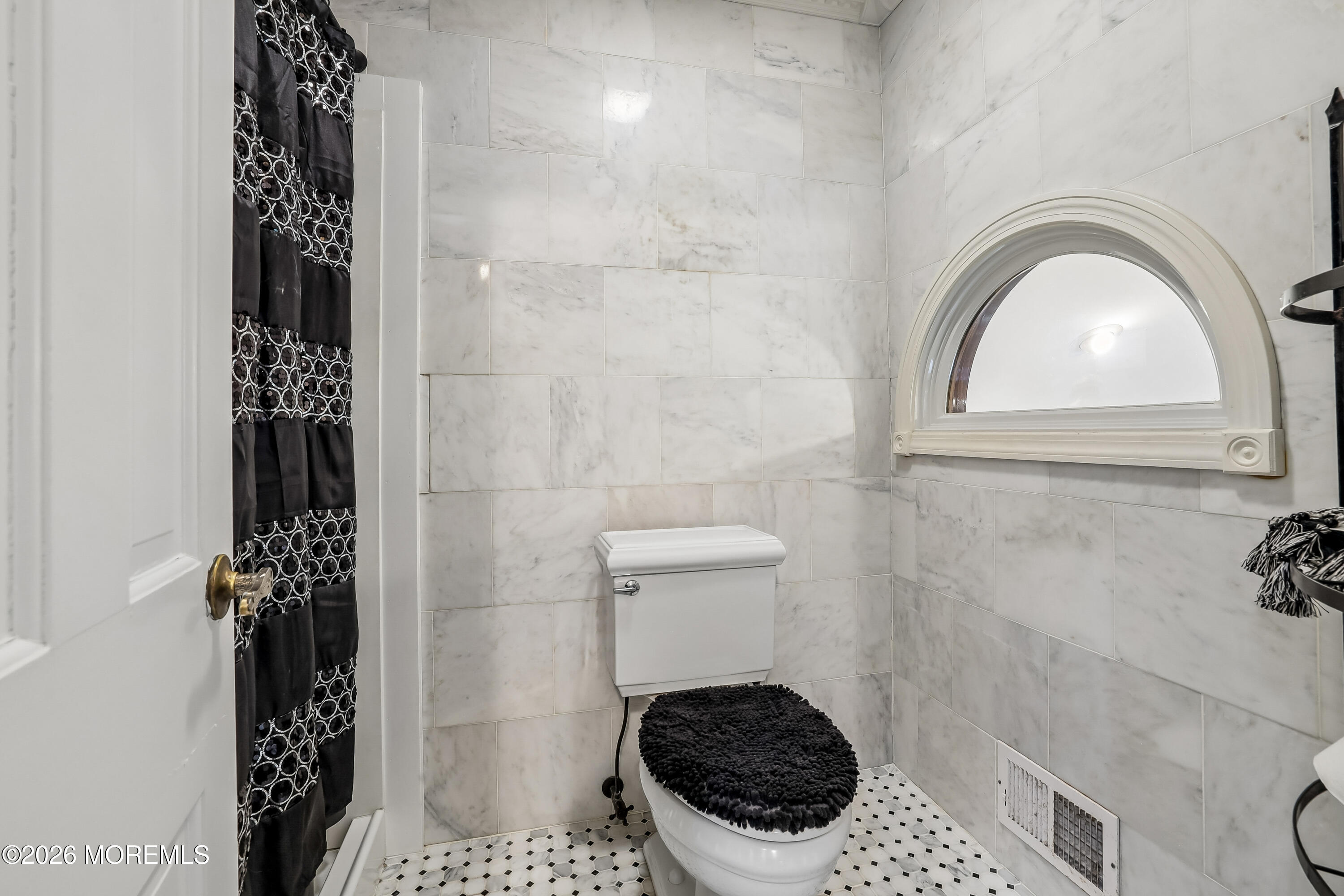 827 Holmdel Road Holmdel, NJ 07733 - Photo 22 of 40 025