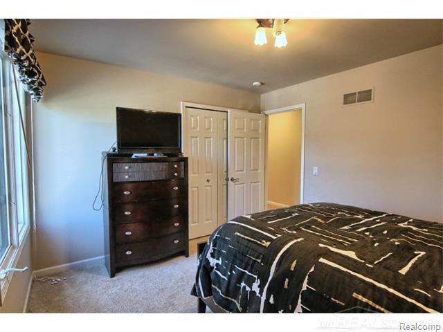 1353 Welland Drive Rochester, MI 48306 - Photo 26 of 35 31267417-25.JPG