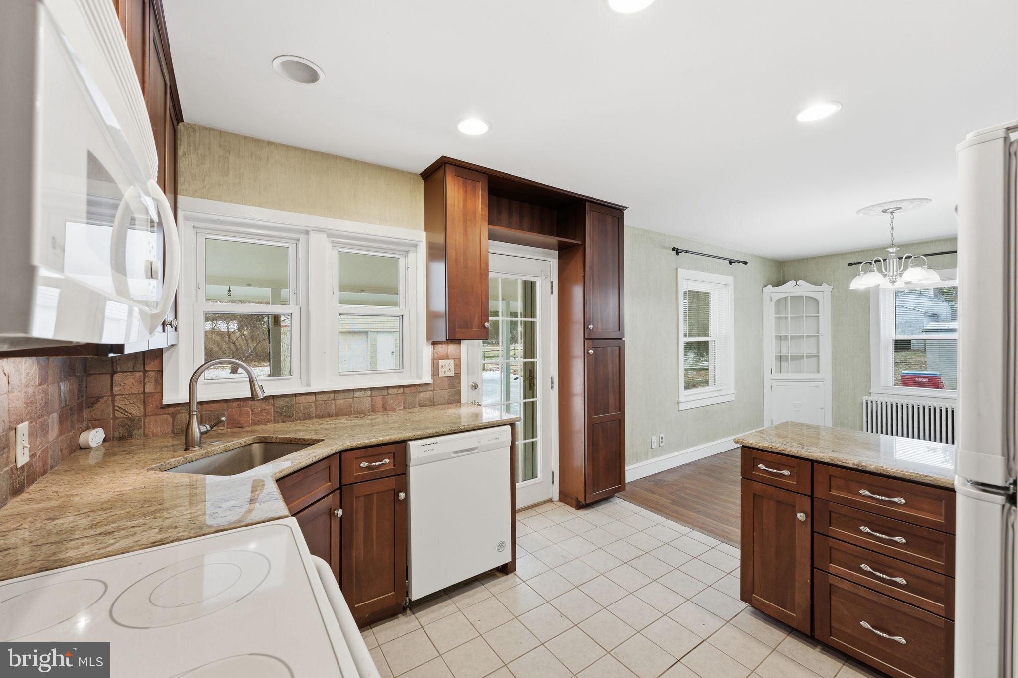 324 Rogers Road Norristown, PA 19403 - Photo 13 of 42