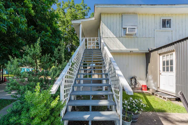 a view of entryway with a front door