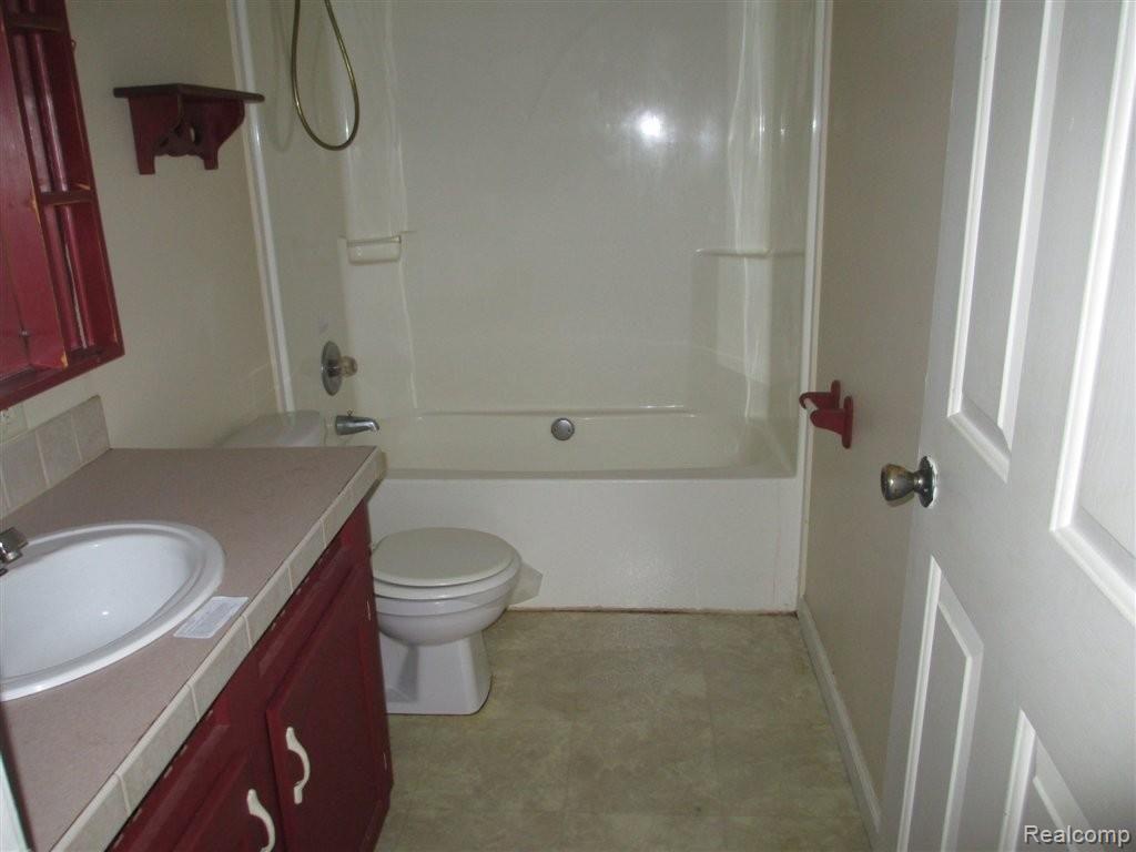 20800 Karr Road Belleville, MI 48111 - Photo 16 of 17 Bathroom