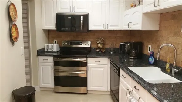 $1,900 | 625 Oaks Drive, Unit 704, Pompano Beach, FL 33069