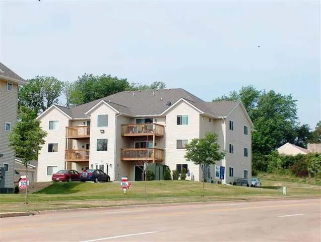 $1,000 | 641 East 46th Street, Unit A11, Davenport, IA 52806