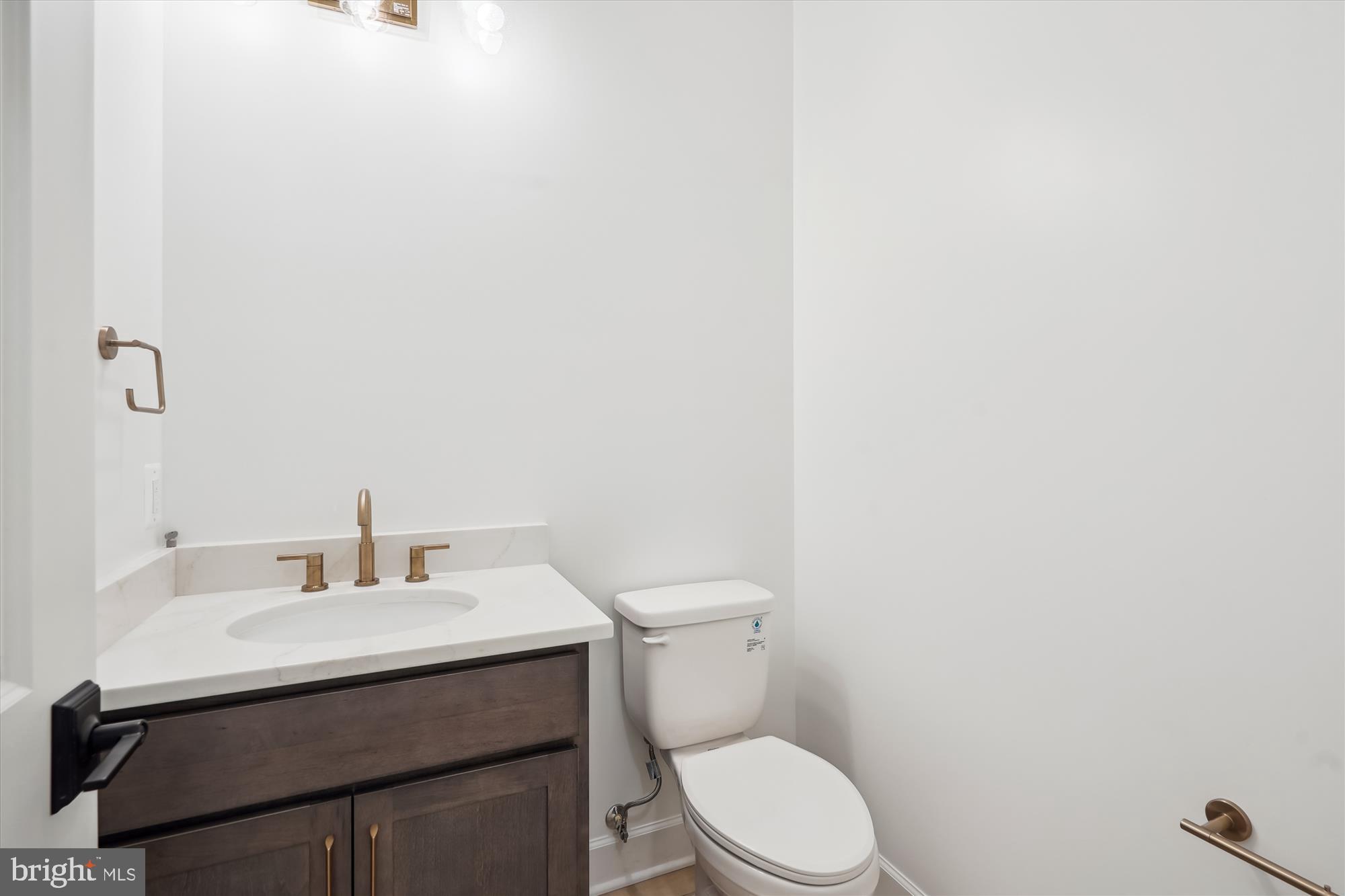 16510 Gaines Road Broad Run, VA 20137 - Photo 32 of 71 Powder Room