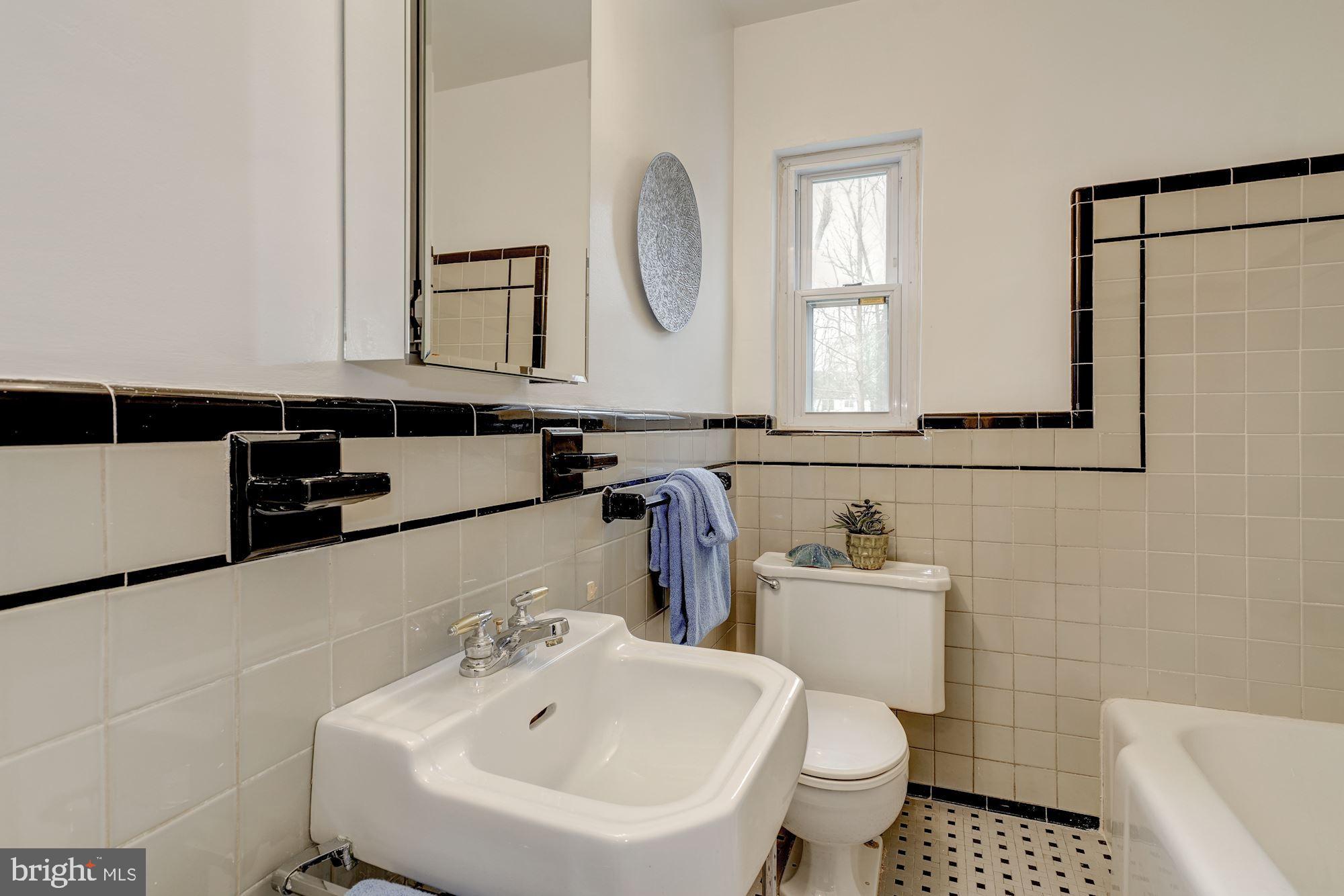 6520 Greentree Road Bethesda, MD 20817 - Photo 18 of 25 Pristine Hall Bath