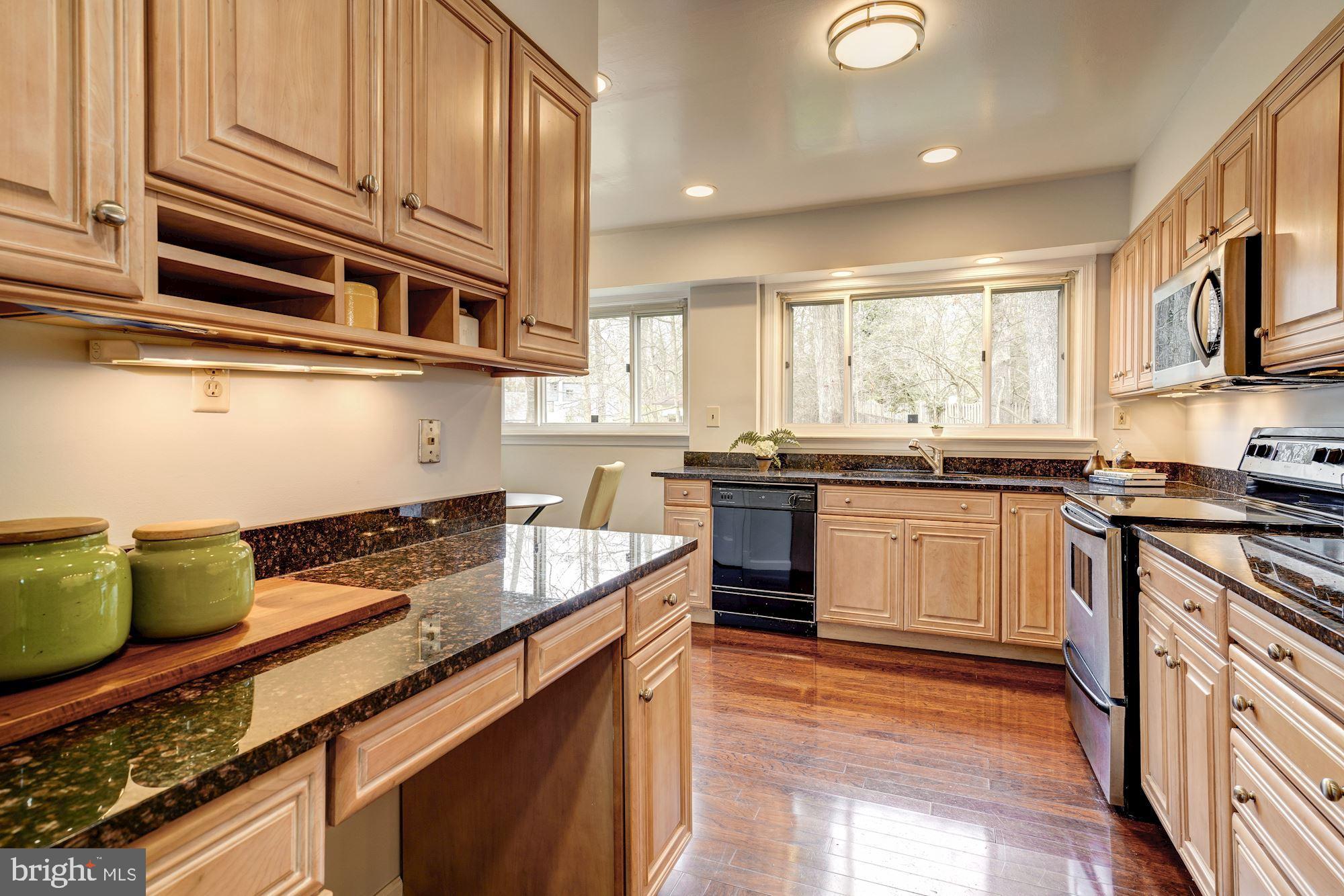 6520 Greentree Road Bethesda, MD 20817 - Photo 9 of 25 Kitchen desk/work space