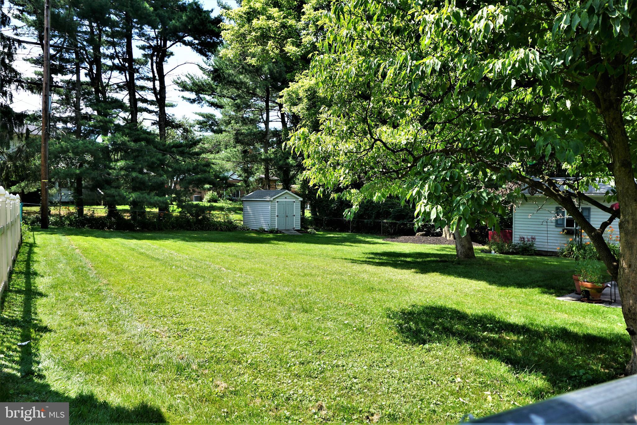 578 Edgewood Road York, PA 17402 - Photo 13 of 43 Large level fenced yard