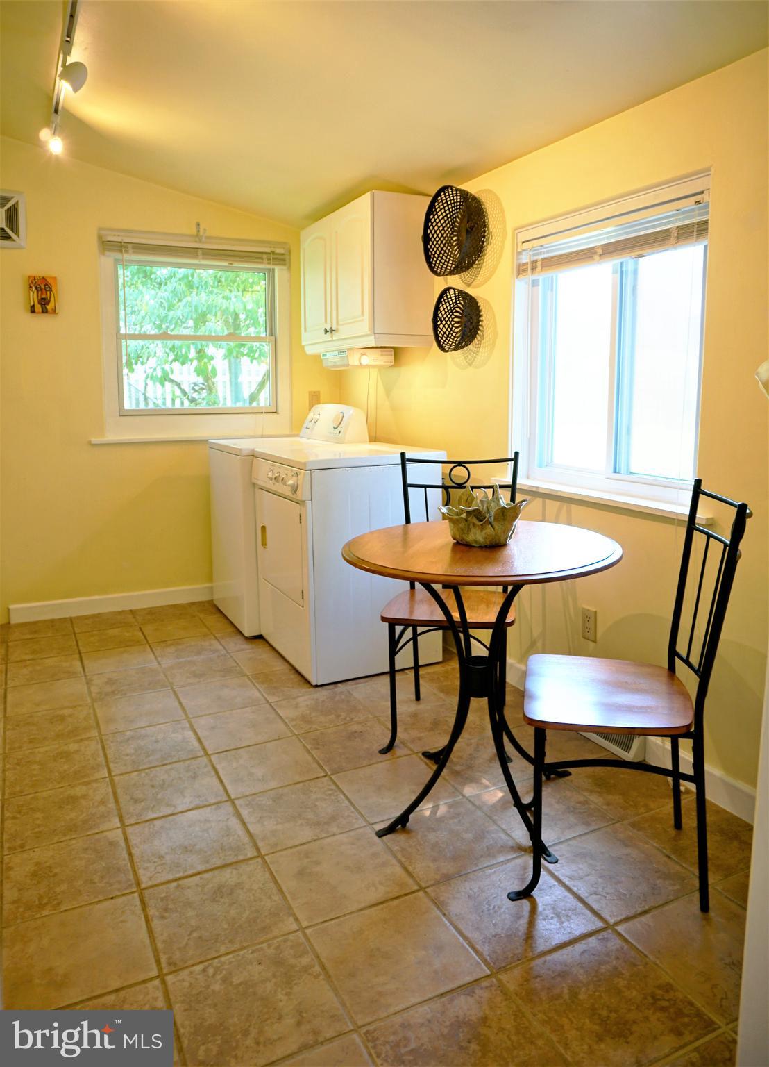 578 Edgewood Road York, PA 17402 - Photo 29 of 43 Kitchen with Laundry