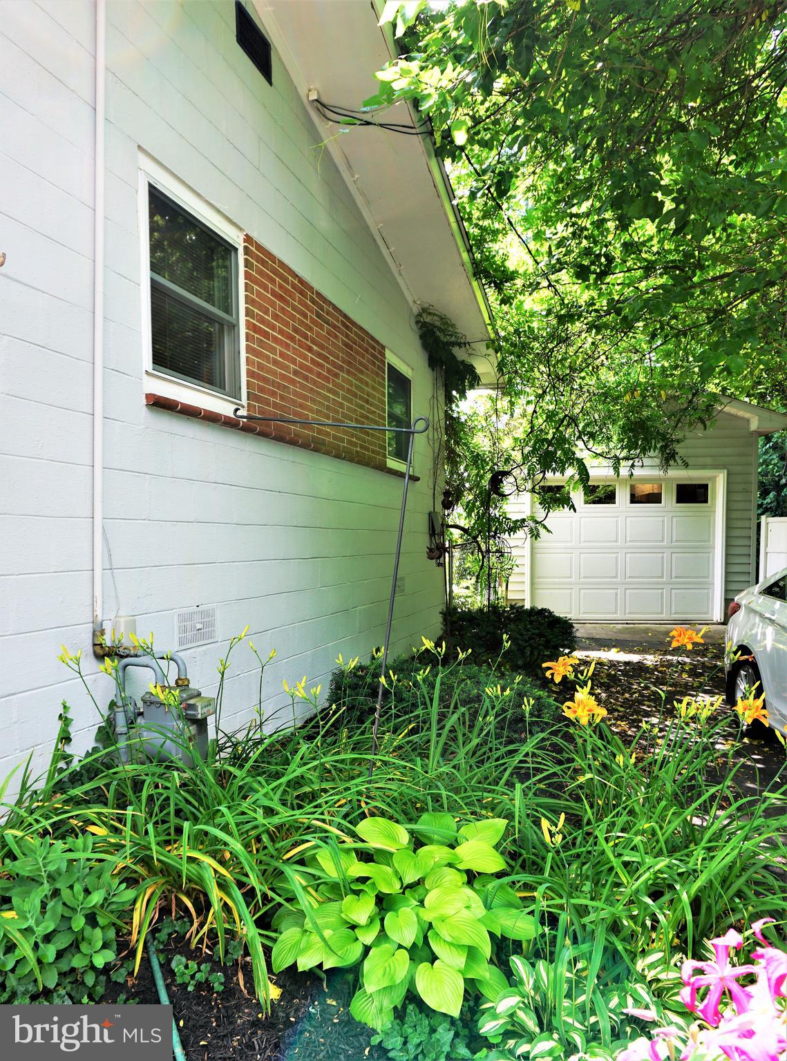 578 Edgewood Road York, PA 17402 - Photo 4 of 43 Gallery Image 4