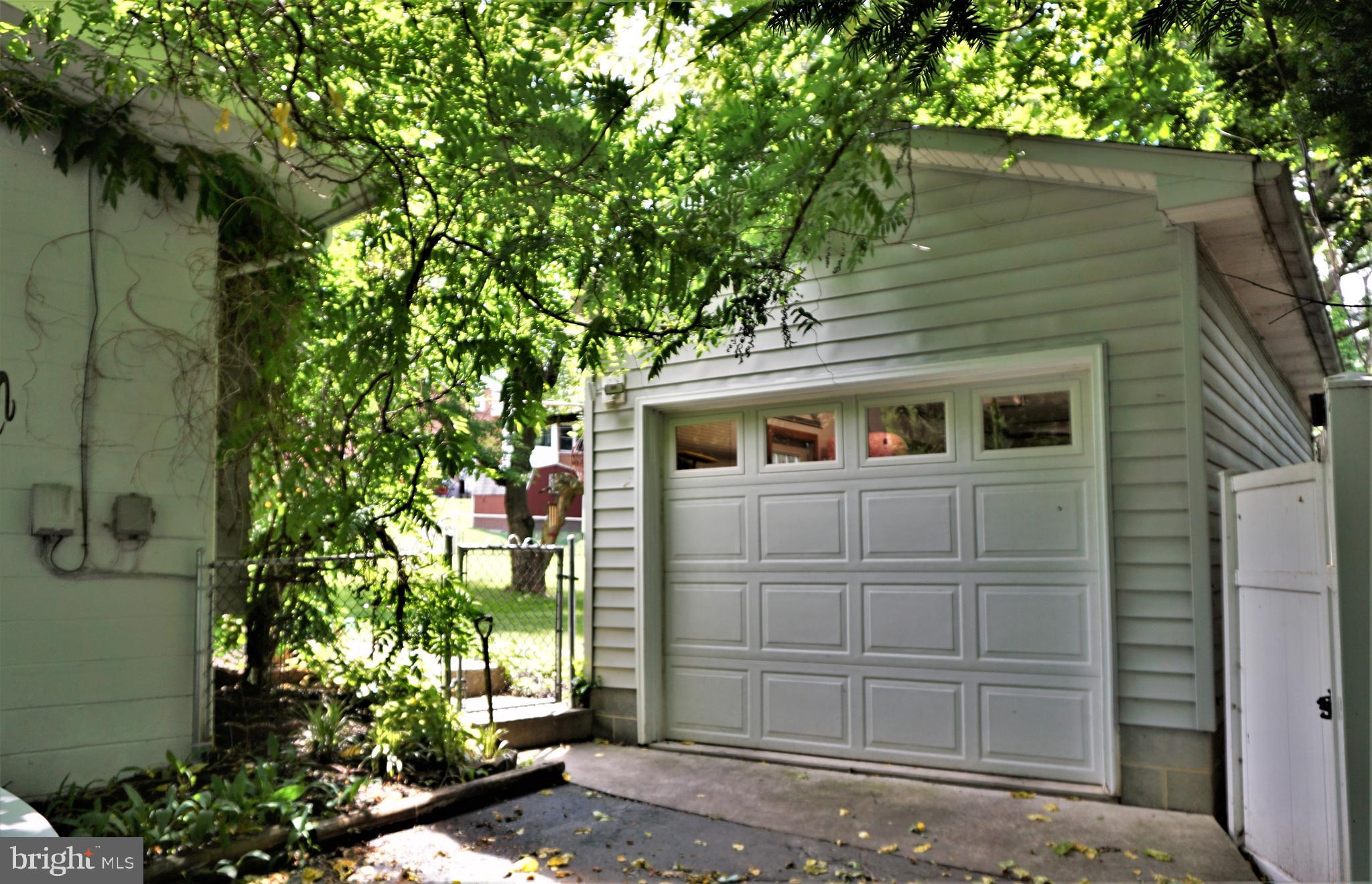 578 Edgewood Road York, PA 17402 - Photo 5 of 43 1 car oversized Garage