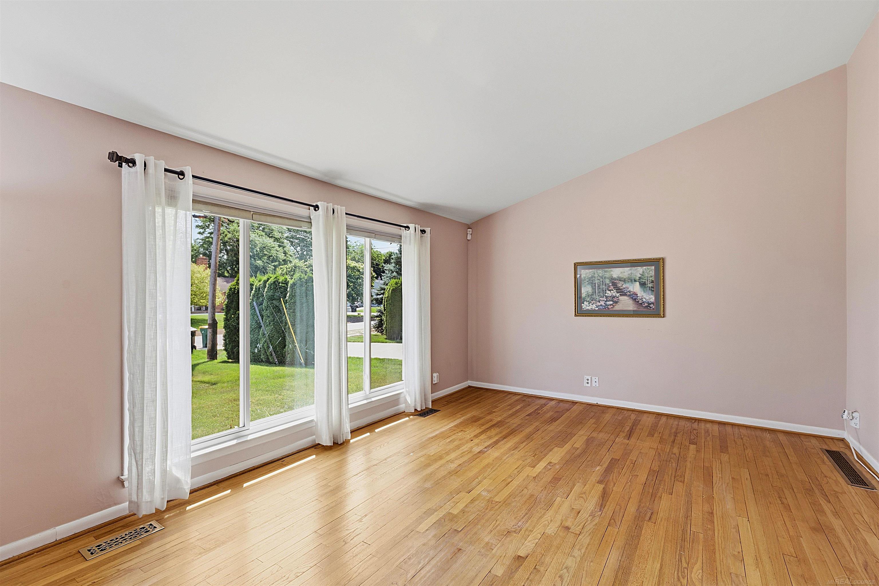 28239 Brandywine Road Farmington, MI 48334 - Photo 3 of 28 50215474-2a8ff55f-2a90-43c8-82cc-6980dfb95bbe.JPG