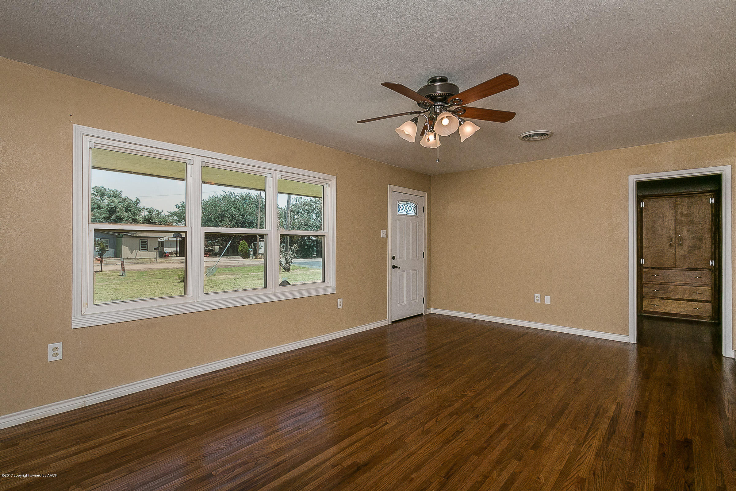 7710 Crawford Road Amarillo, TX 79108 - Photo 4 of 19 004_Living Room