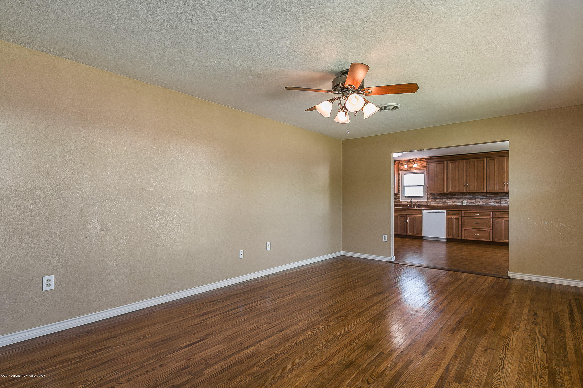7710 Crawford Road Amarillo, TX 79108 - Photo 5 of 19 005_Living Room 2