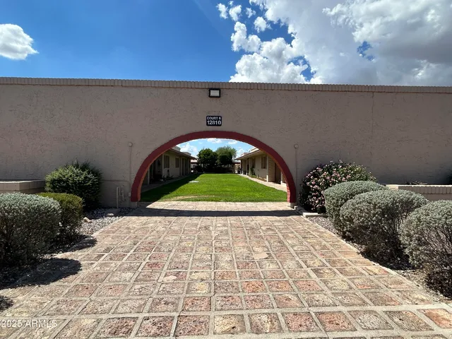 a view of entryway with a garden