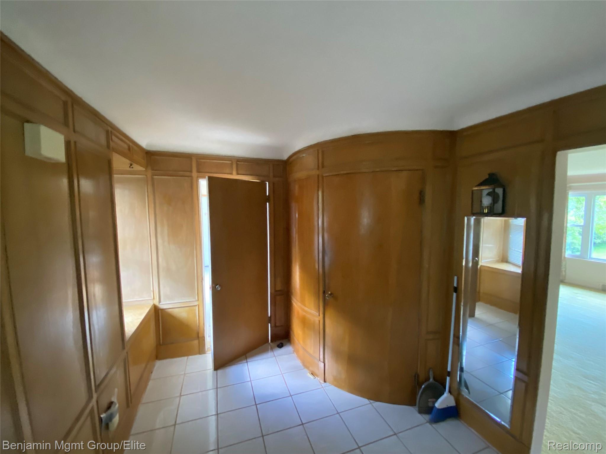 30430 Inkster Road Franklin, MI 48025 - Photo 9 of 22 Foyer