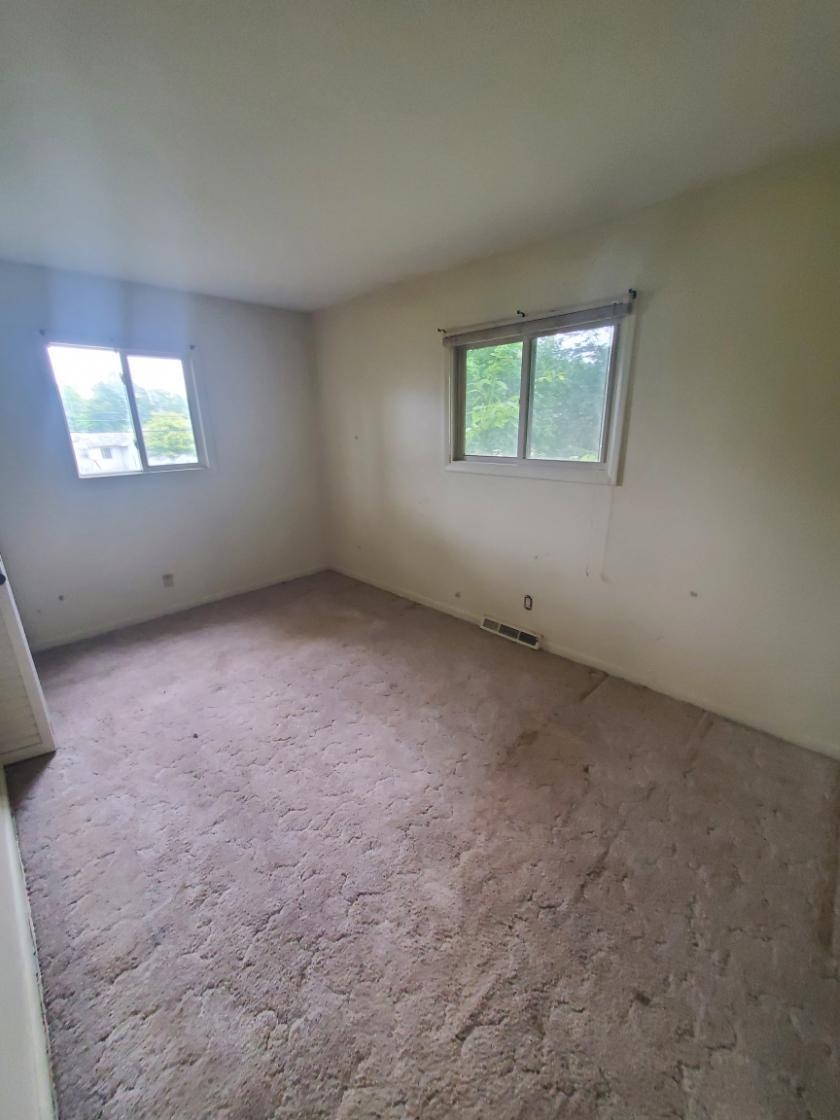 1486 Winter Drive Freeport, IL 61032 - Photo 18 of 20 an empty room with a window