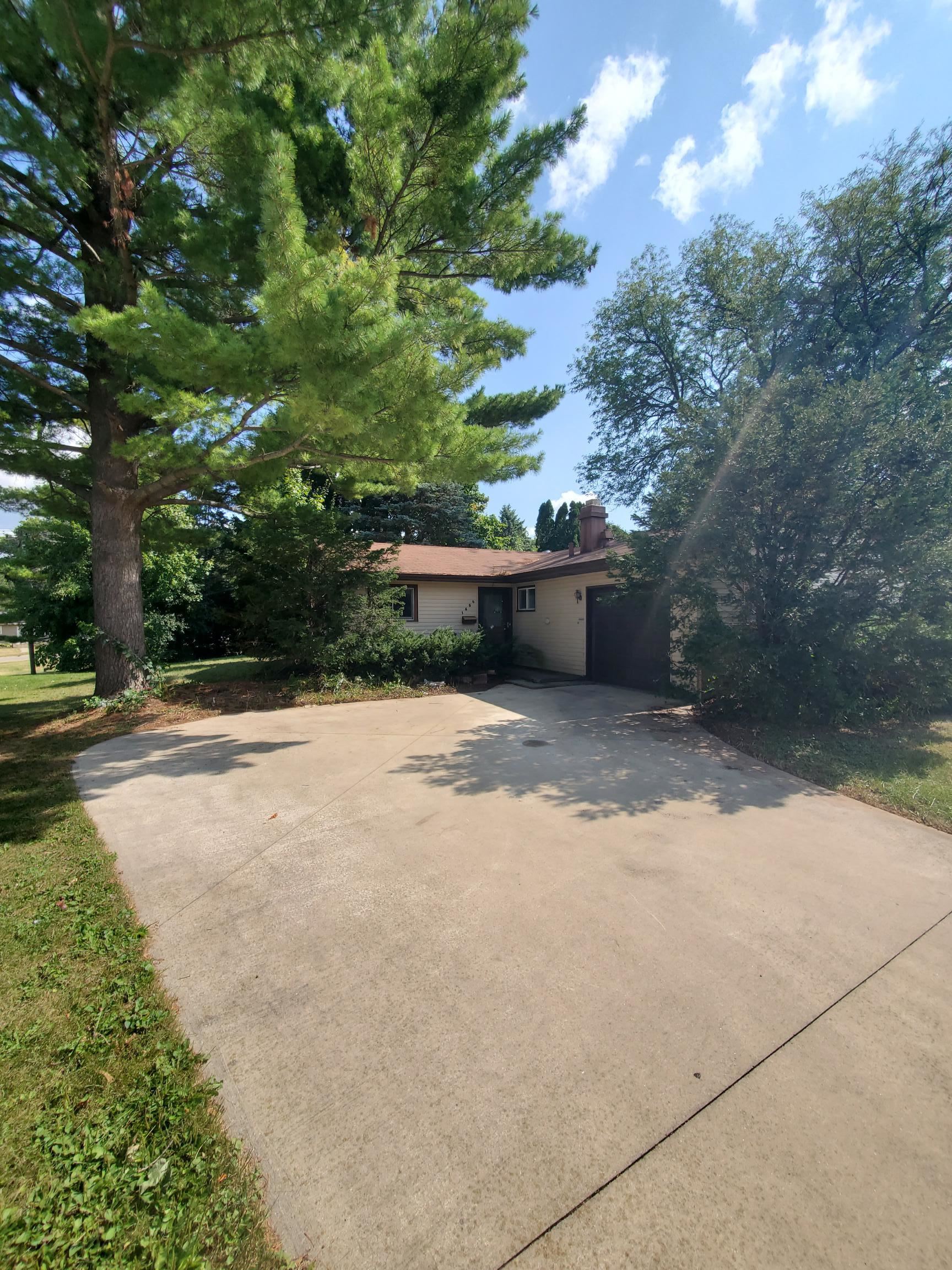 1486 Winter Drive Freeport, IL 61032 - Photo 2 of 20 a view of a yard with trees