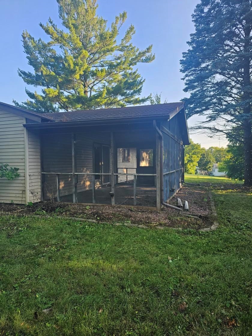 1486 Winter Drive Freeport, IL 61032 - Photo 4 of 20 a front view of a house with a yard