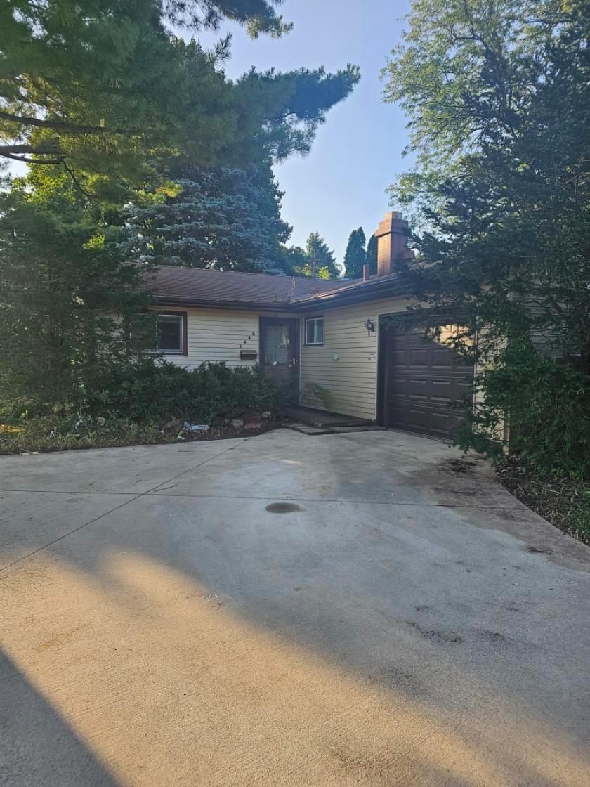 1486 Winter Drive Freeport, IL 61032 - Photo 5 of 20 a view of a house with a yard