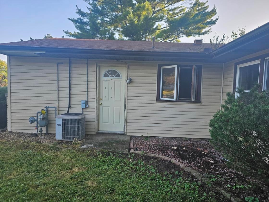 1486 Winter Drive Freeport, IL 61032 - Photo 8 of 20 a view of a house with backyard and wooden fence