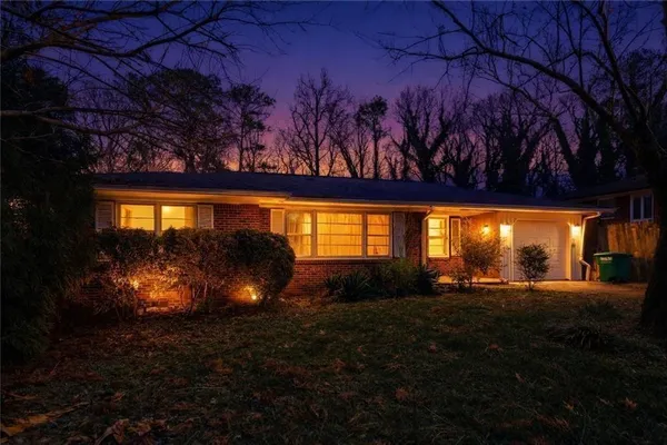 a view of a back yard