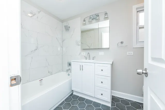 $4,400 | 1426 North Greenview Avenue, Unit 3, Chicago, IL 60642