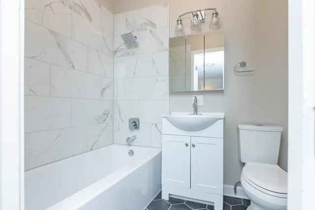 $4,400 | 1426 North Greenview Avenue, Unit 3, Chicago, IL 60642