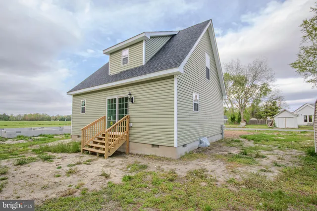 a view of a house with backyard