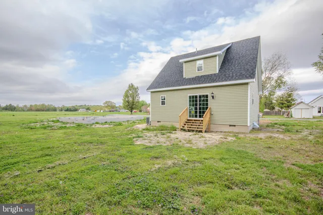 a view of a house with a yard and garage