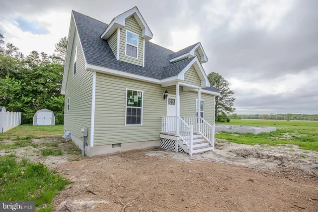 a view of a house with backyard and garden