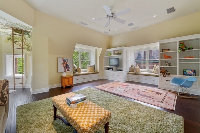 632 West Deming Place Chicago, IL 60614 - Photo 32 of 49 a living room with furniture and a rug