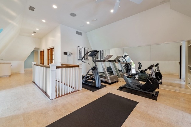 632 West Deming Place Chicago, IL 60614 - Photo 39 of 49 a view of a room with gym equipment
