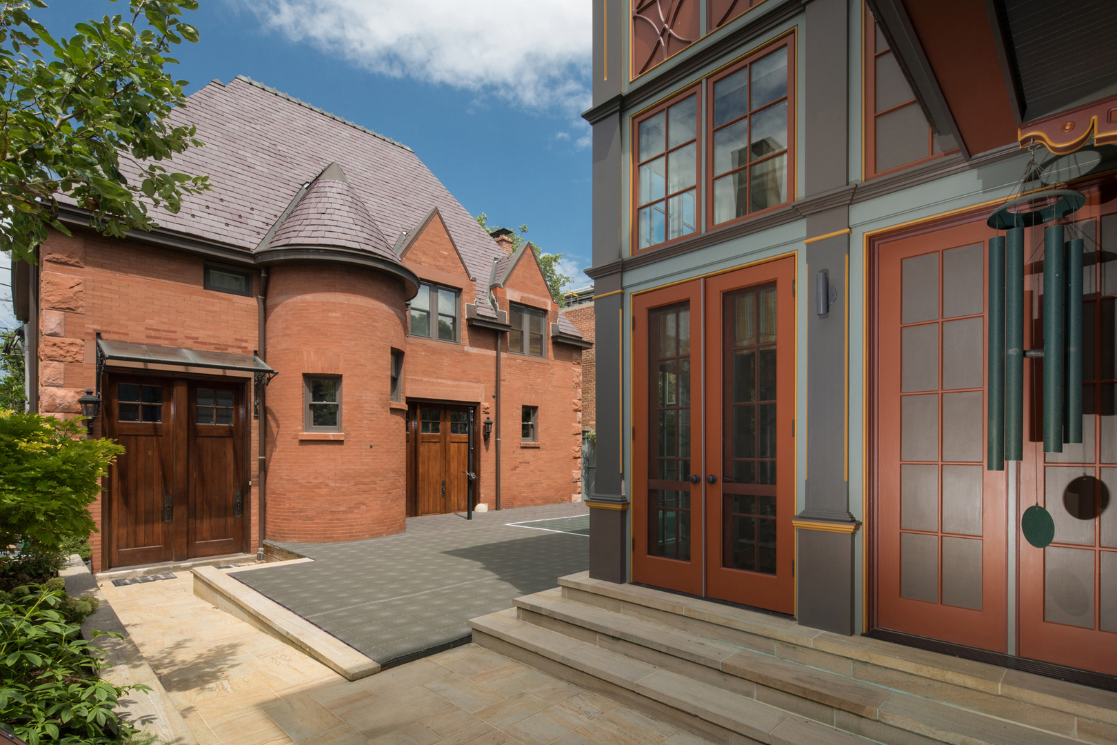 632 West Deming Place Chicago, IL 60614 - Photo 44 of 49 a view of a brick house with many windows