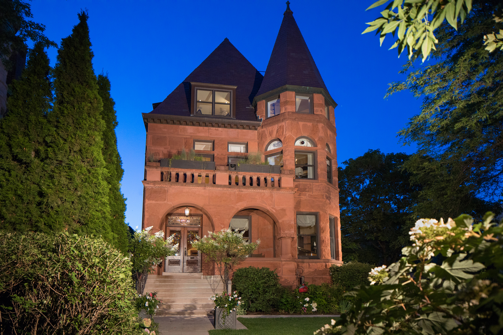 632 West Deming Place Chicago, IL 60614 - Photo 48 of 49 a front view of a house with a yard