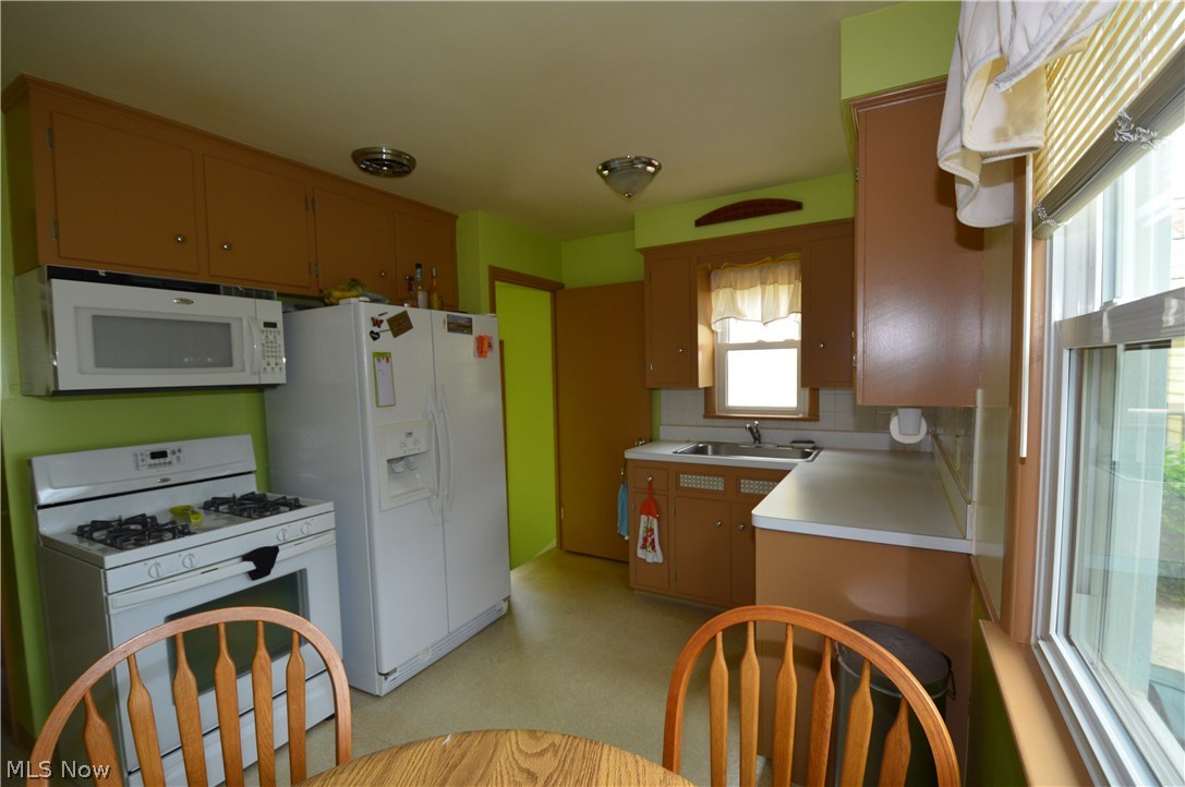 15401 Wingate Road Maple Heights, OH 44137 - Photo 5 of 15 Spacious kitchen with eating area