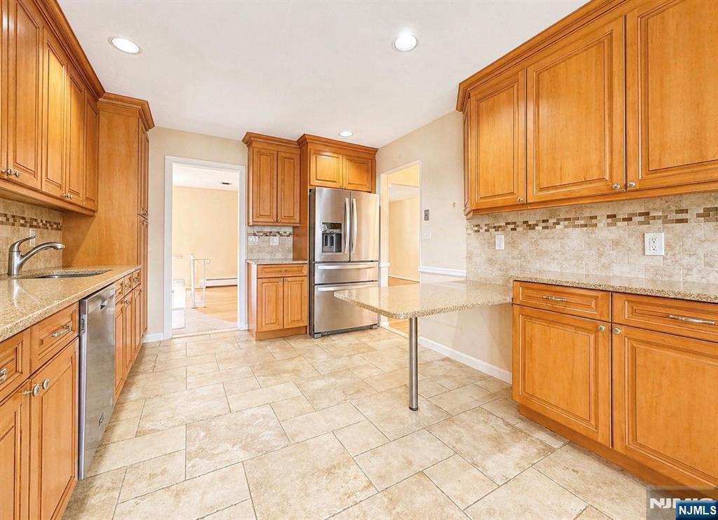 274 Seton Hall Drive Paramus, NJ 07652 - Photo 4 of 26