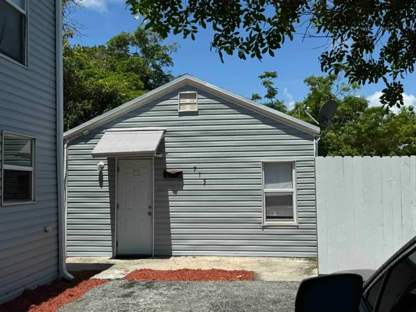 $2,295 | 717 South B Street, Unit 715, Lake Worth Beach, FL 33460