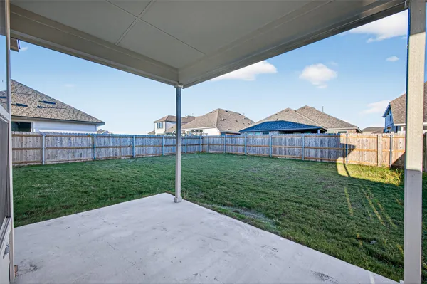 a view of a back yard