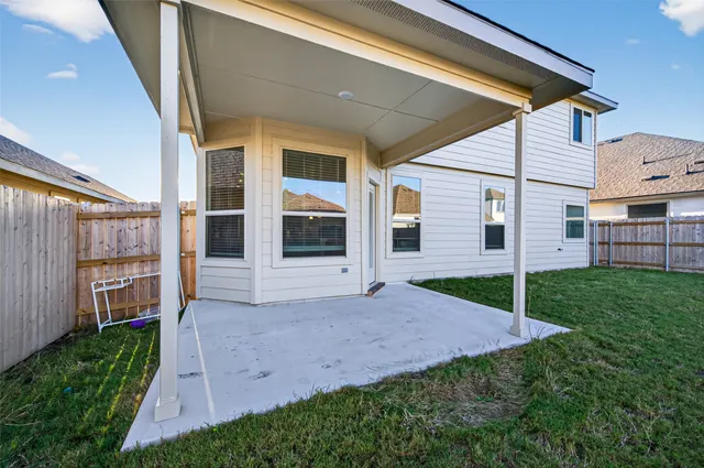a view of a house with backyard