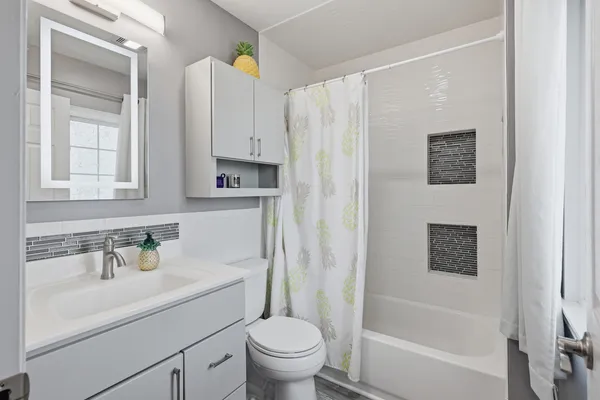 $389,900 | 492 Victoria Lane, Wood Dale, IL 60191