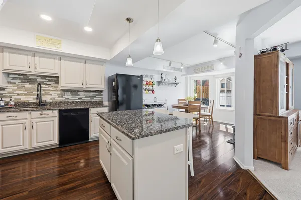 $389,900 | 492 Victoria Lane, Wood Dale, IL 60191